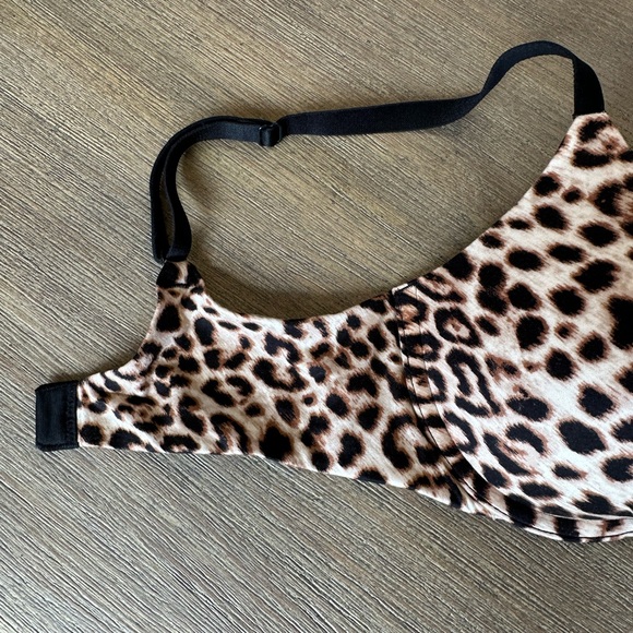 Victoria’s Secret Fabulous plunge bra- 32D - Picture 2 of 9